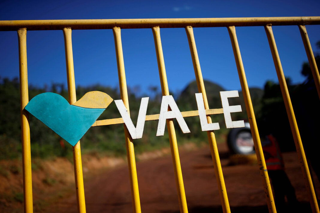 portão amarelo com a inscrição Vale em branco