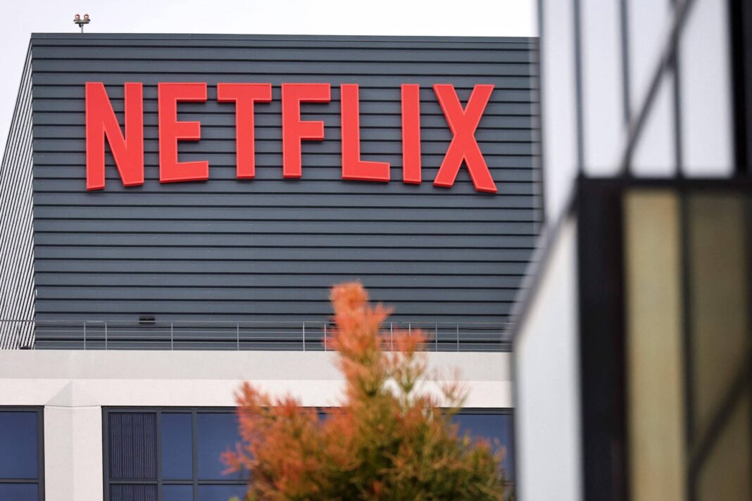 O logo da Netflix num escritório da plataforma de streaming em Los Angeles, nos Estados Unidos, em janeiro de 2024