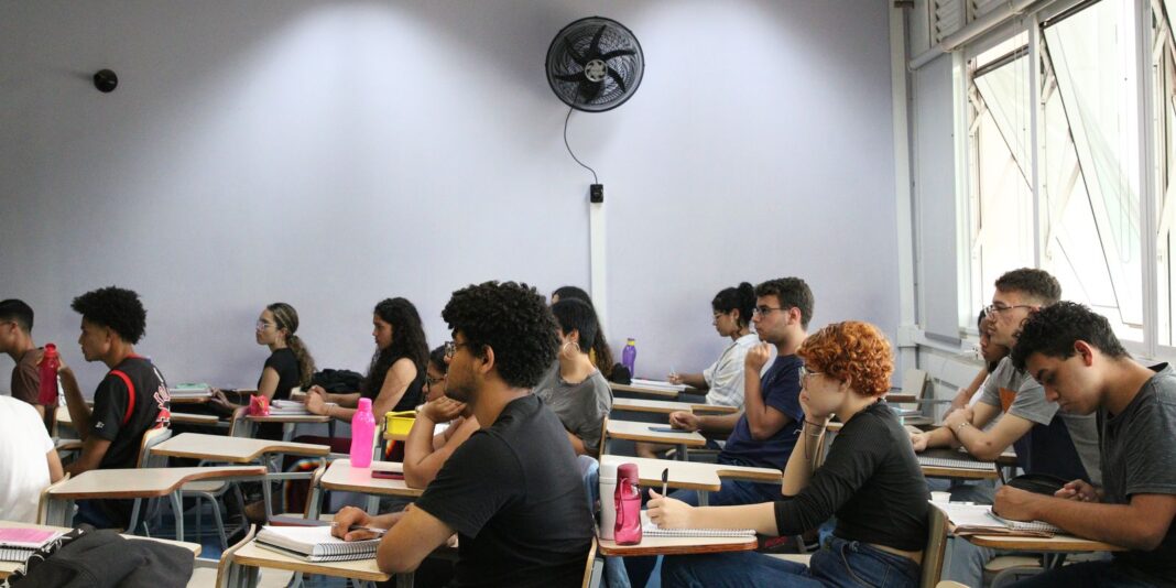Ensino superior no Brasil pode mais que dobrar salário