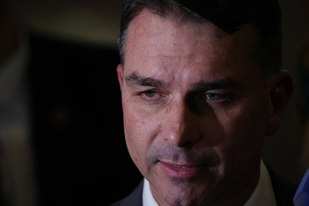 Flávio Bolsonaro sugere que EUA ataquem barcos no RJ - 23/10/2025 - Poder