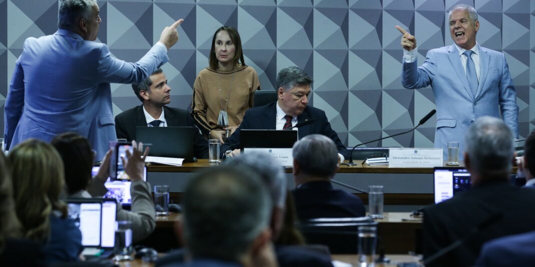 Ex-presidente do INSS se nega a responder perguntas de relator da CPI 