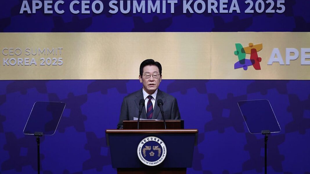 Presidente da Coreia do Sul brinca sobre espionagem ao ganhar celulares da Xiaomi