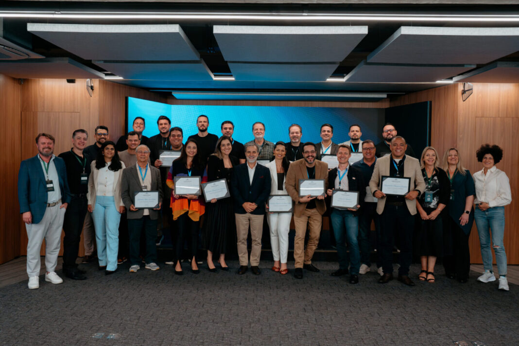 Formandos do programa Sala do Conselho posam juntos segurando seus certificados, simbolizando o avanço da governança corporativa e a formação de novos conselheiros consultivos no Brasil, sob coordenação de Márcio Giacobelli e o Advisory Board Institute.