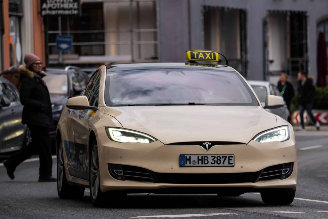 Tesla acumula novos acidentes com robô-táxi e coloca dúvidas sobre tecnologia