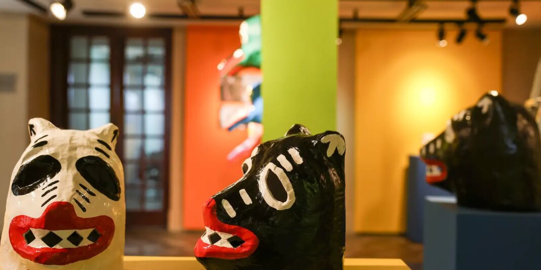 Tradição dos Juliōes na produção de máscaras de Olinda chega ao Rio