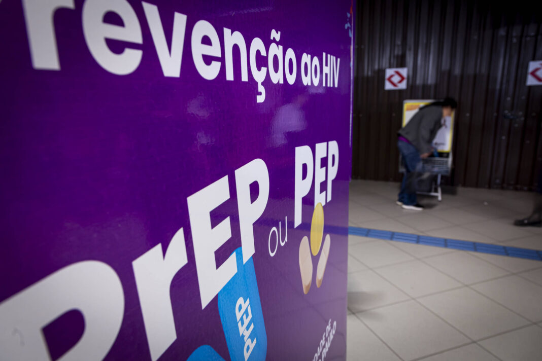 A imagem mostra um cartaz roxo com o texto 