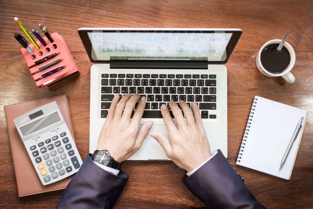Com a obrigatoriedade da emissão de notas fiscais em diversas atividades econômicas, empresários e prestadores de serviços passaram a buscar soluções tecnológicas capazes de facilitar o cumprimento das exigências legais e reduzir a burocracia no dia a dia. Além de garantir conformidade fiscal, os sistemas digitais também contribuem para a organização financeira e o controle das operações empresariais.