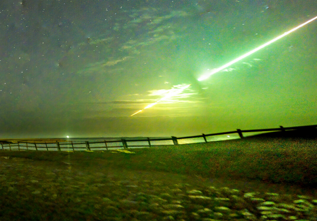 Bola de fogo risca o céu sobre Ilha Sagrada
