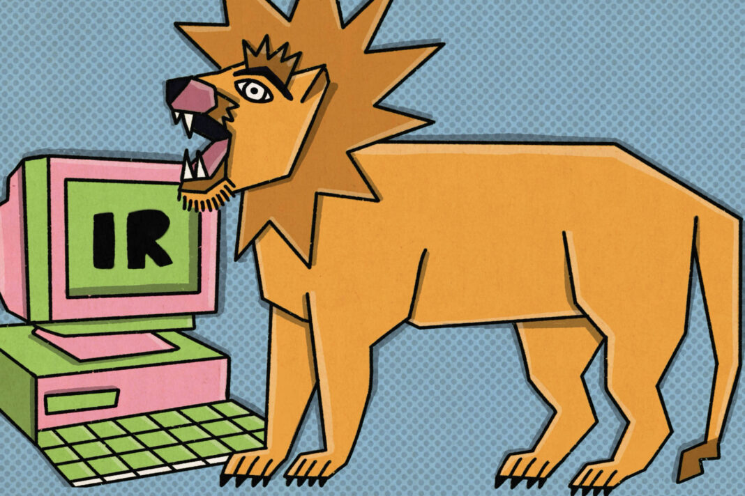 Ilustração de leão com corpo geométrico e crina pontiaguda ao lado de computador antigo rosa e verde. Tela do computador exibe as letras 