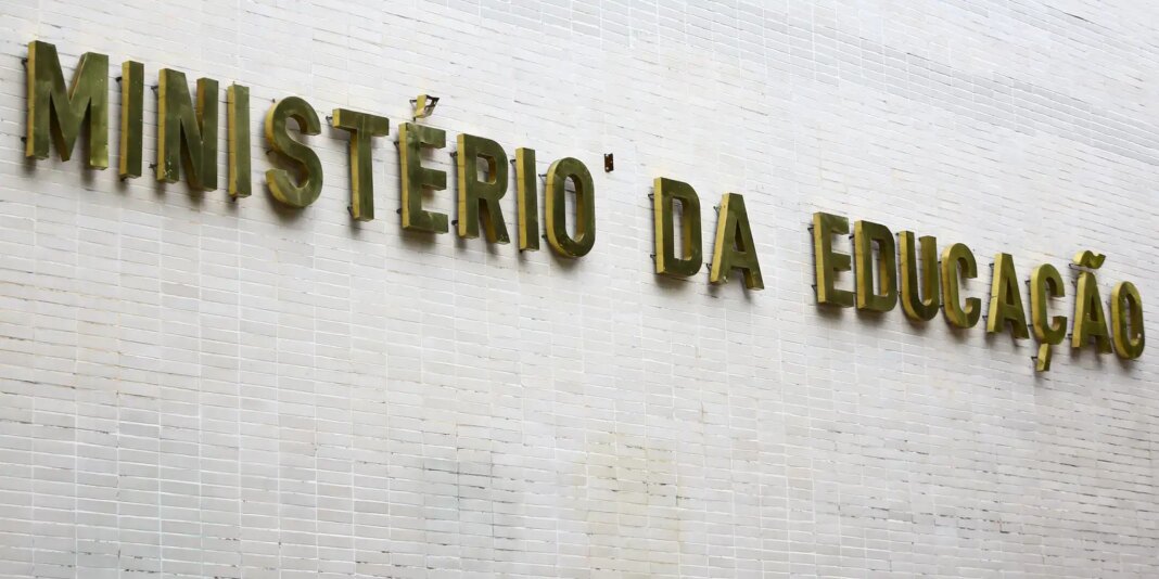 Formação de professores a distância mostra desempenho 53,1% inferior