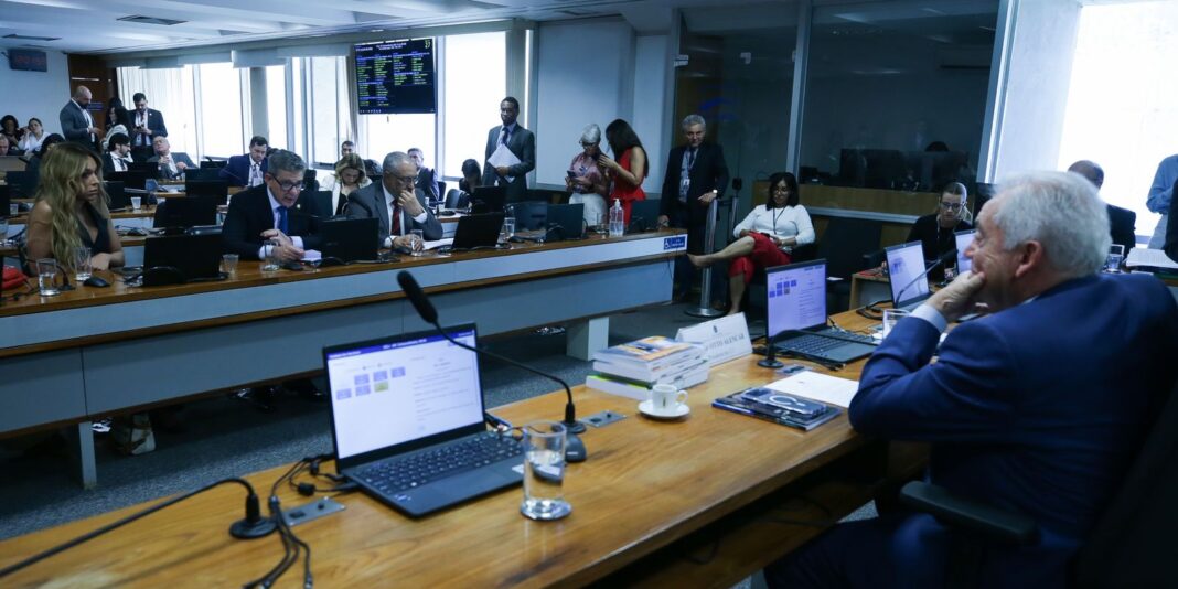 Senadores discutem ritmo de tramitação da PEC do fim da escala 6x1