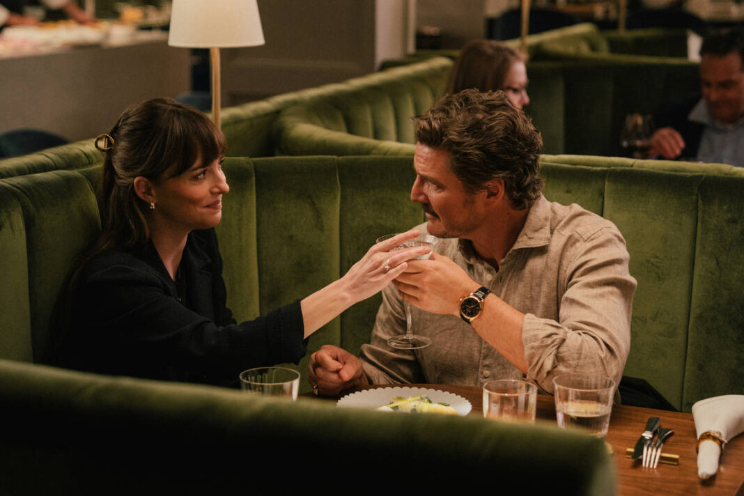 Dakota Johnson e Pedro Pascal em cena do filme 