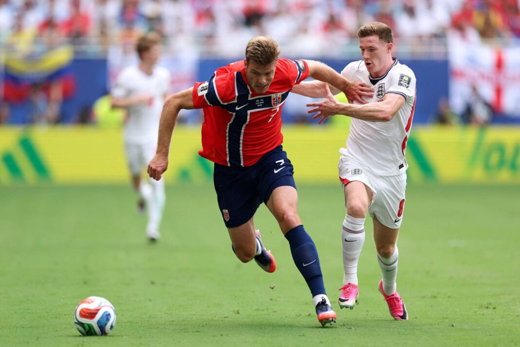 Alexander Sorloth disputa a bola com Nico O