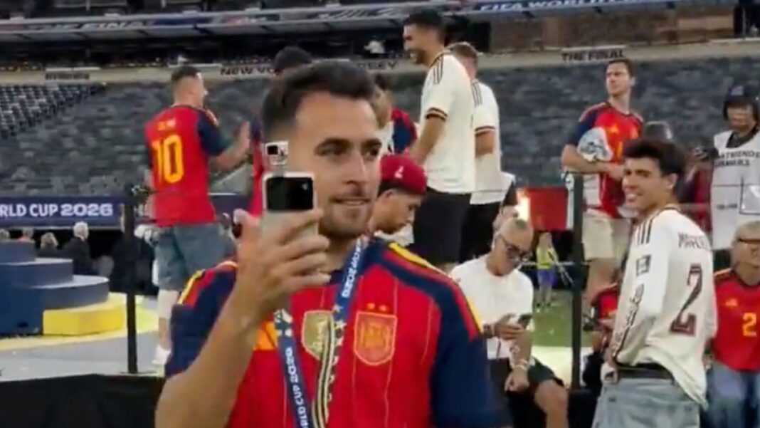 Honor Robot Phone aparece com jogador espanhol na final da Copa