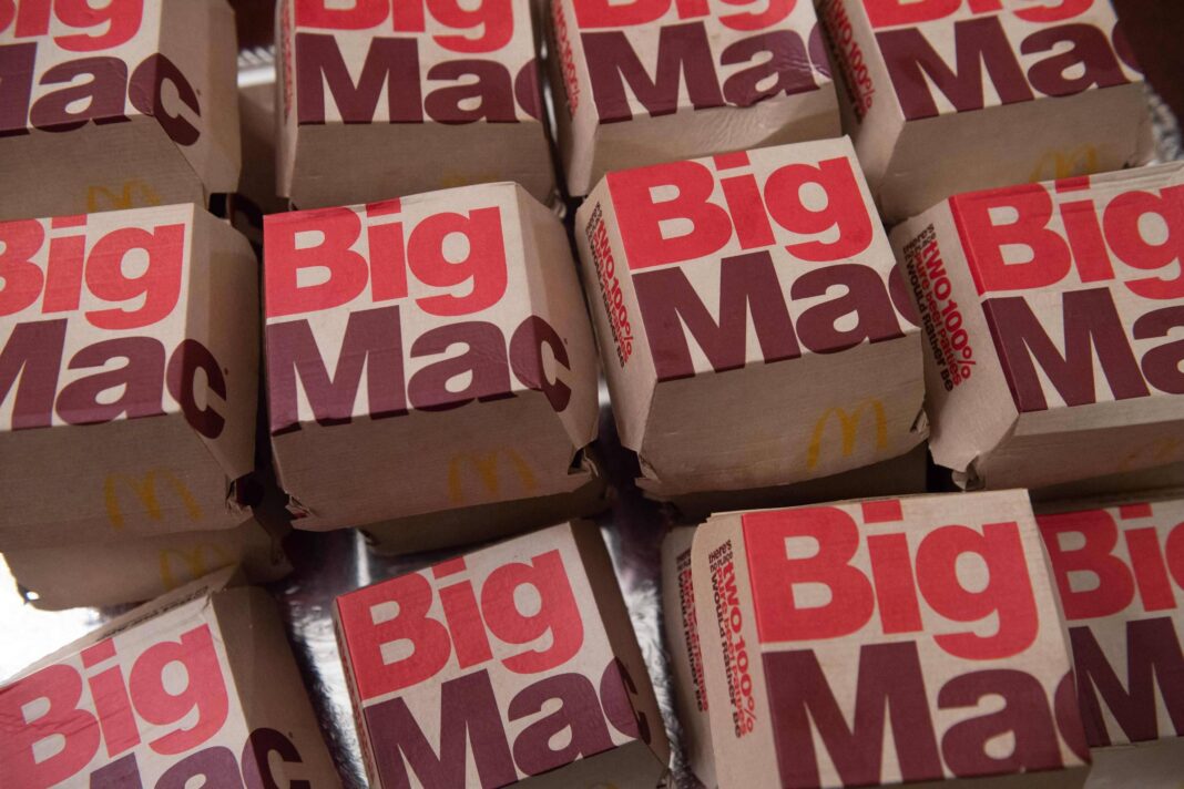 Índice Big Mac ainda ajuda a entender o valor das moedas - 04/08/2026 - Deborah Bizarria