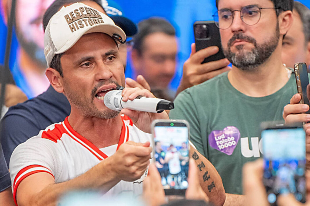 Homem com boné bege escrito 