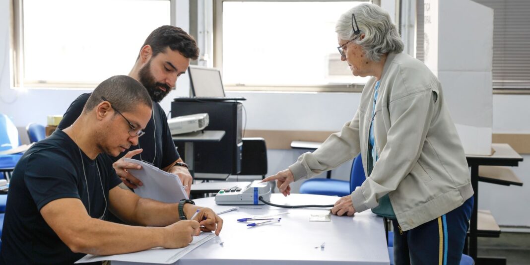 Eleitores do Rio seguem em fila de votação até depois das 19h